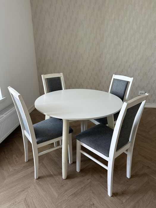 Продается комплект из стола и 4 стульев