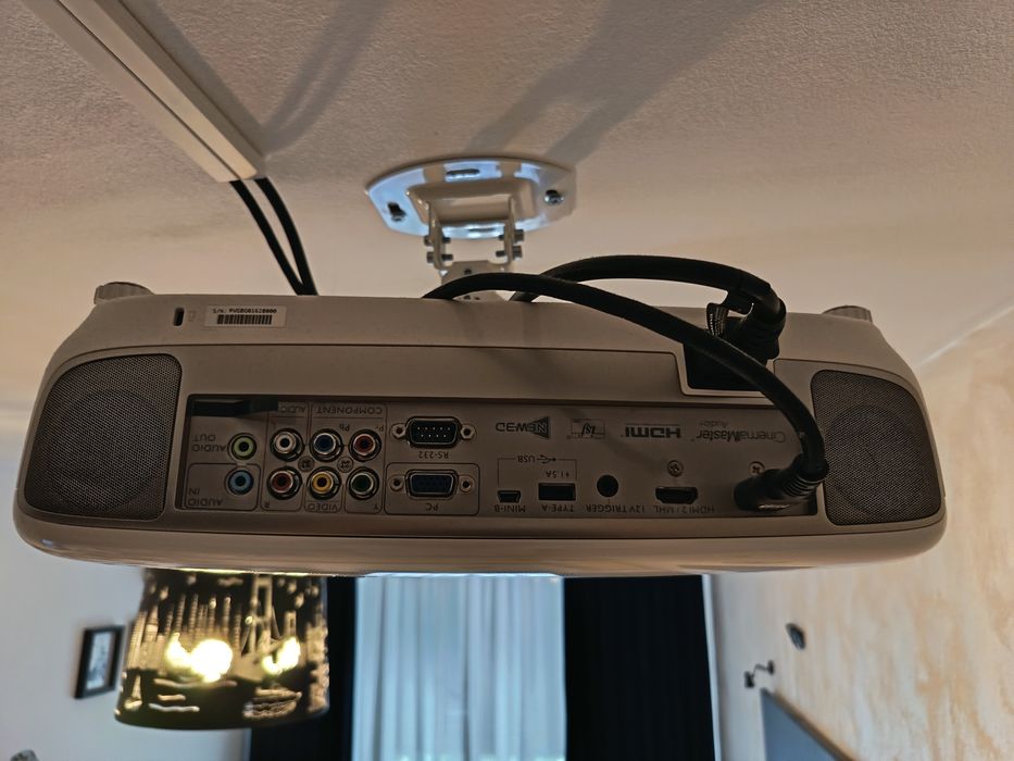 Videoproiector home-cinema BenQ W2000 și ecran de proiecție electric, impecabil.