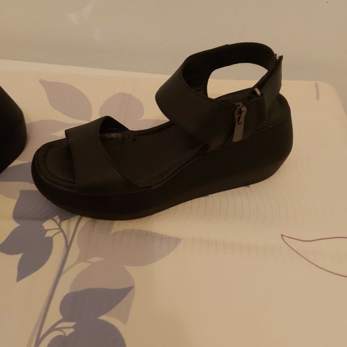 Vind sandale din piele , mărimea 37.