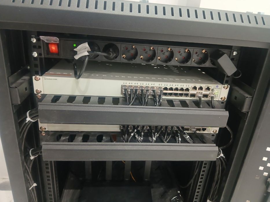 Установка видеокамер и домофонов.  
Разводка СКС