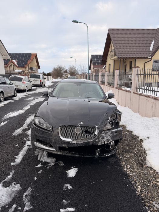 Jaguar XF avariat