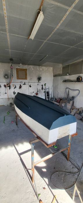 Barca fibră și lemn