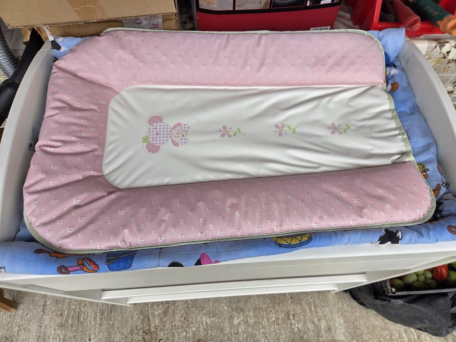 Comodă / Masă de înfășat și schimbat bebeluși, albă, cu rafturi și sertar – Stare bună