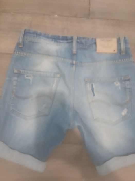 Vînd blugi  jack and jones
