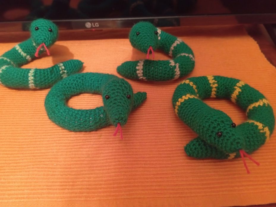 Змейки связанные крючком