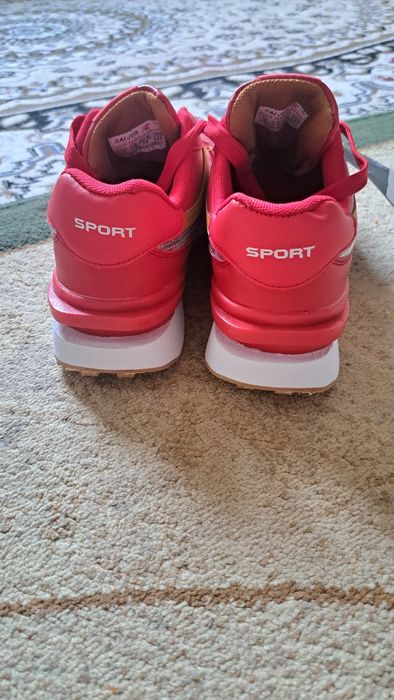 Кроссовкий женский