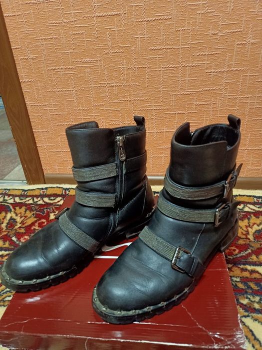 Срочно! Продам женские сапоги.