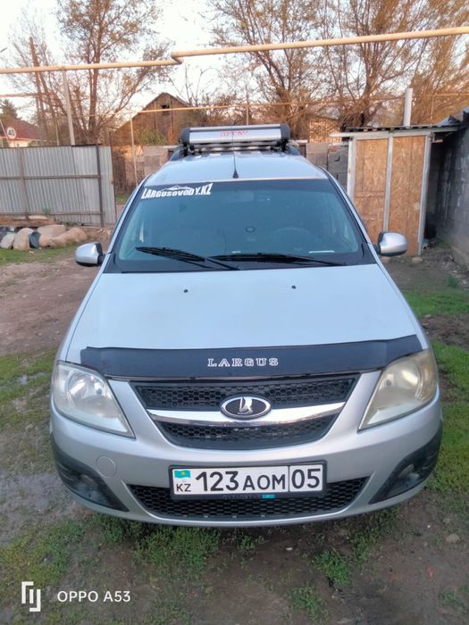 Машина Lada Largus