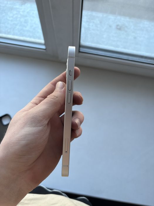Продам iPhone 13, белый, в отличном состоянии