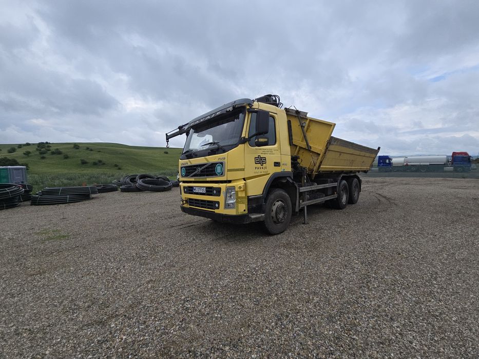 Volvo FM9 basculabil trilateral cu macara