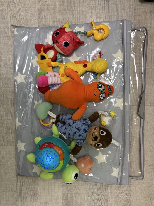 Антирефлуксна възглавница за бебе с бебешки играчки и дрехи