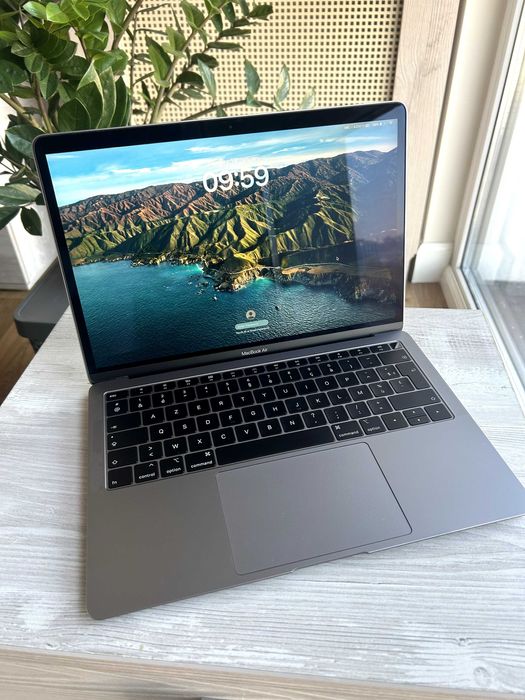 MacBook Air 13" Retina (2019) - 8GB RAM / 128GB SSD - Stare Impecabilă