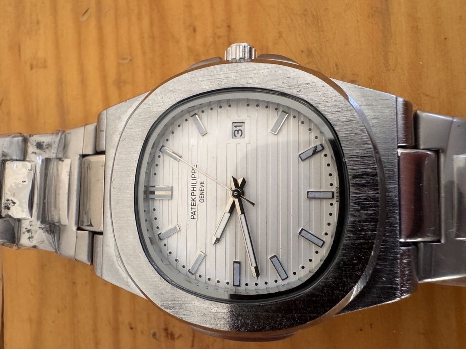 Vand ceas barbatesc inscriptionat Patek Phillipe