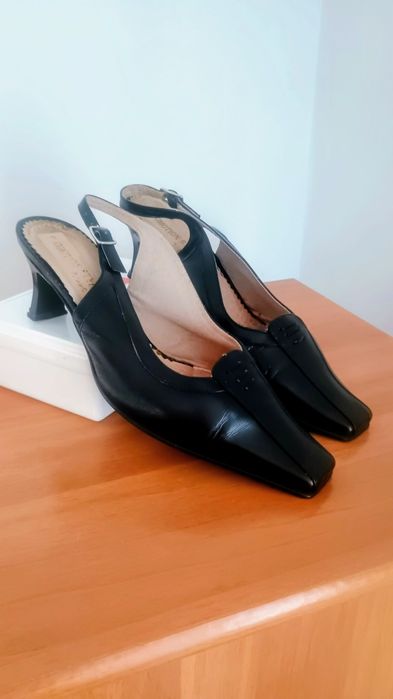 Pantofi negri cu baretă ,damă.