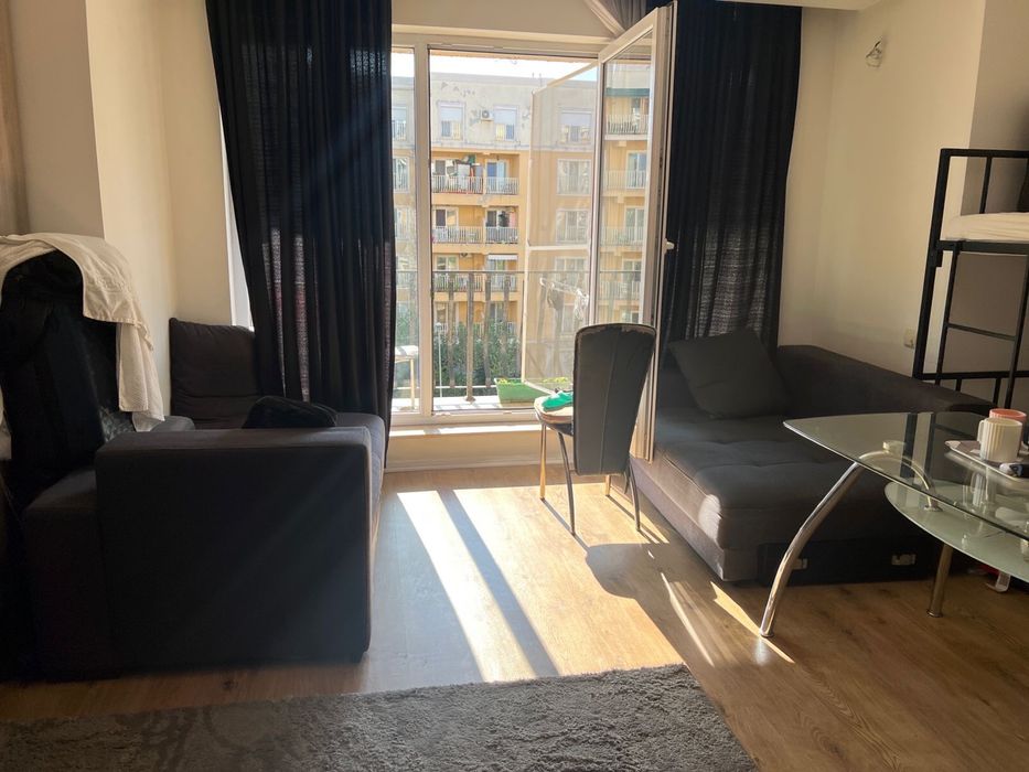 Cosmopolis. Garsoniera  mare cu balcon mare de vanzare.