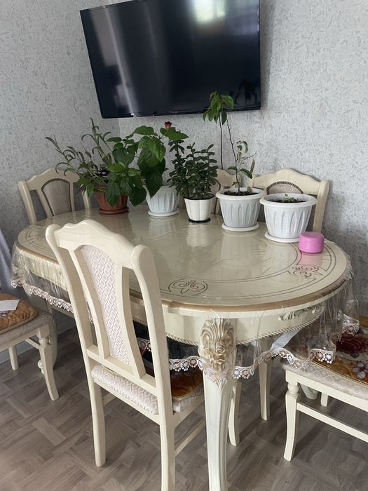 Продаю стол со 6 стульями