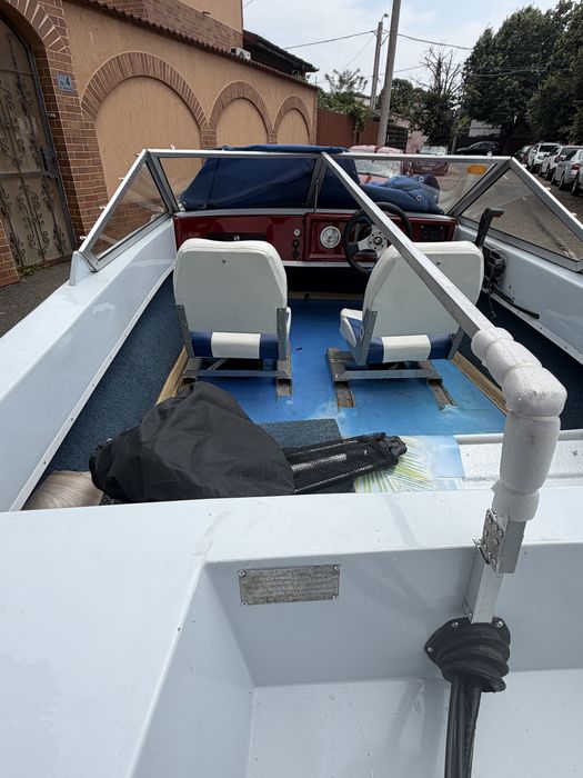 Vand barca cu motor peridoc