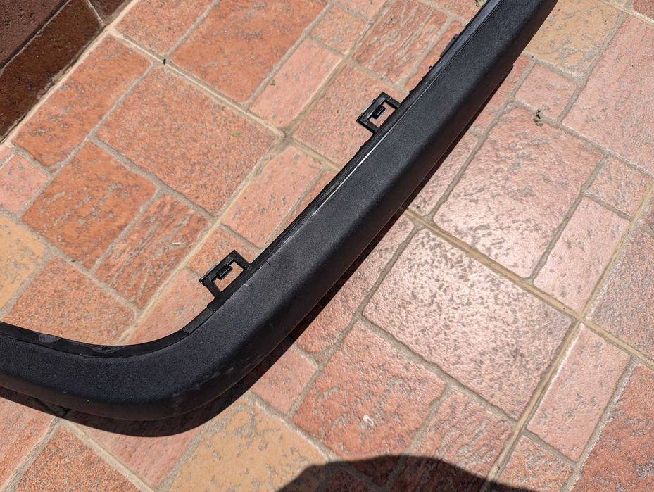 Лайсна Предна Броня Мерцедес 124 Mercedes w124 Нова Черна Буферна