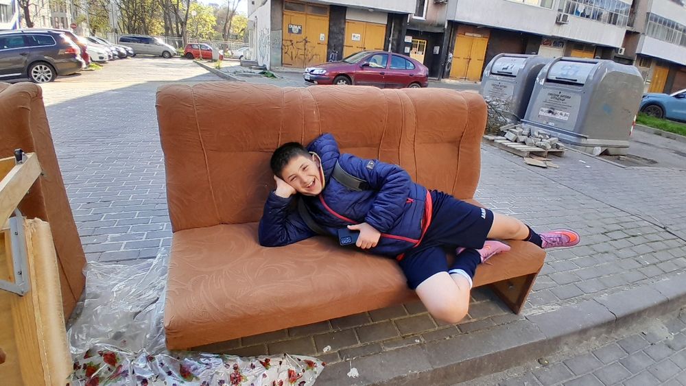 Диванче, сгаваем диван с малко момченце на име: Борис Димов