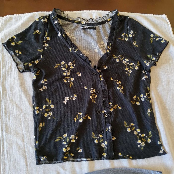 Продавам дамски блузи с къс и дълъг ръкав