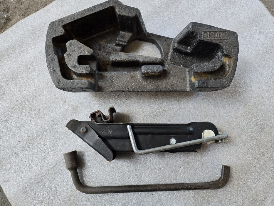 Крик и ключ за гуми за Peugeot 107 / Citroen C1 / Toyota Aygo / Айго / Ц1 / 107