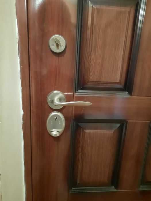 Deblocari usi/Reparatii termopane/Lacatus usi/yale uși/Reparatii usi