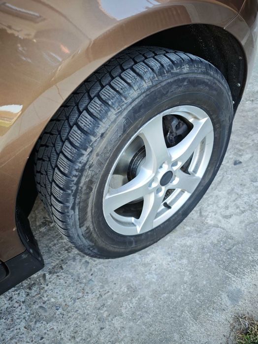 Jante pe 17 și cauciucuri 235 60 17 în stare foarte bună!