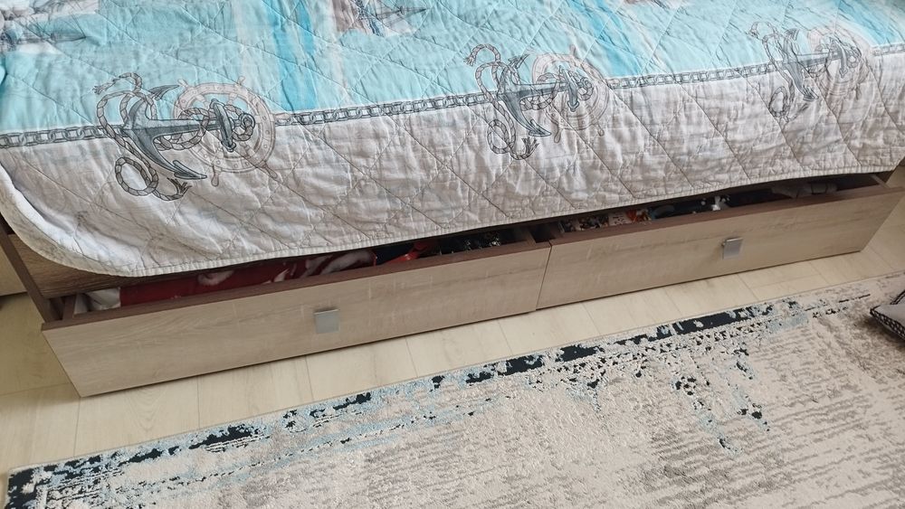 Кровать и навесной письменный стол