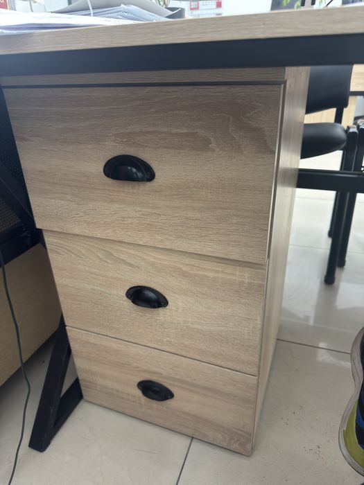 Стол письменный с тумбой.