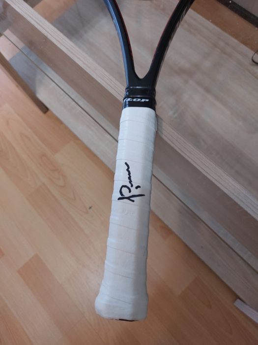 Racheta cu autograful lui Ion Țiriac și Ilie Năstase