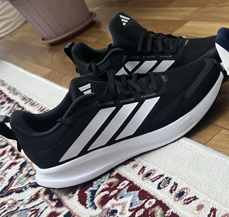 Продам кроссовкий adidas 42 размера