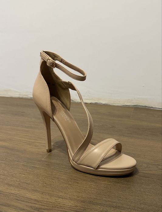 Нови бежови токчета