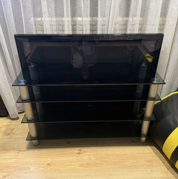 Телевизор и стеклянная тумбочка