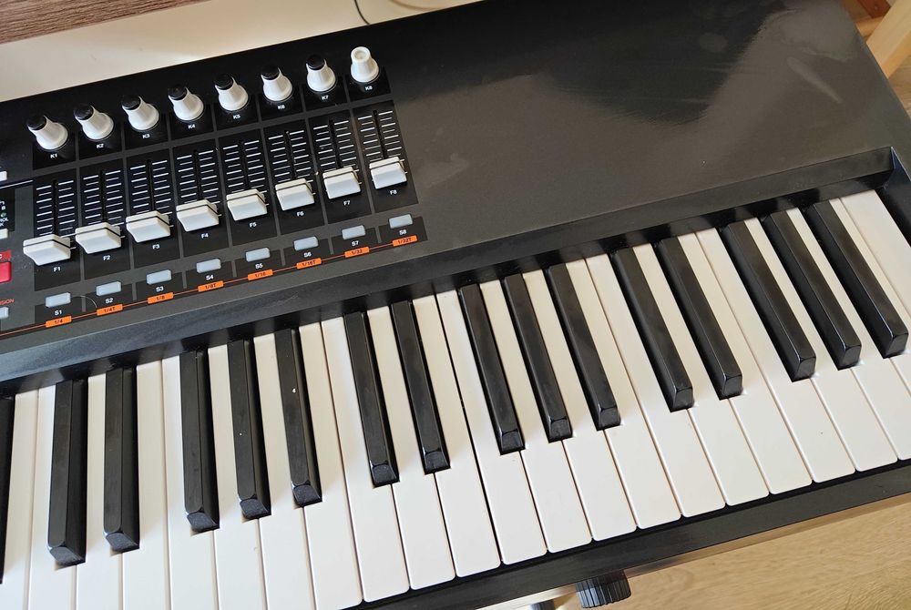 Продавам: Akai Professional MPK88 Keyboard Controller
