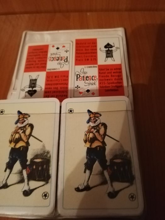 Много стари карти за пътуване.