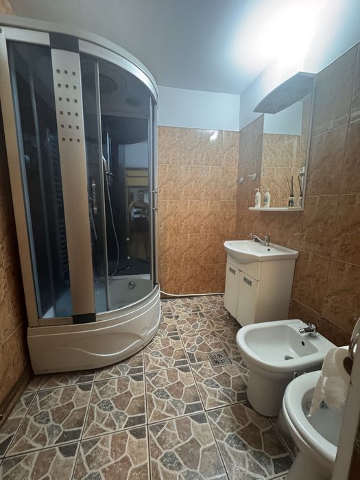 Inchiriez apartament 2 camere in Rm. Valcea, centru