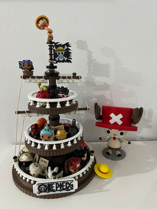 Stand expunere figurine One Piece Kinder Joy