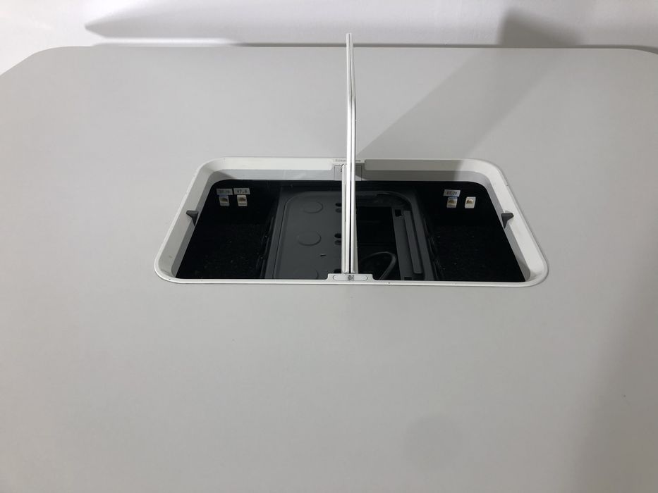 Masă Ședințe 150X170 cm Steelcase cu Organizatoare Cabluri Audio Video