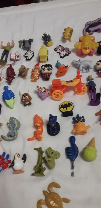 Lot 47 figurine Kinder
