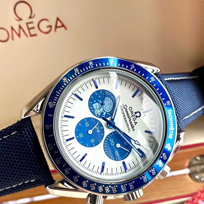 OMEGA Speedmaster Silver Snoopy Award – кварцов, 42 мм