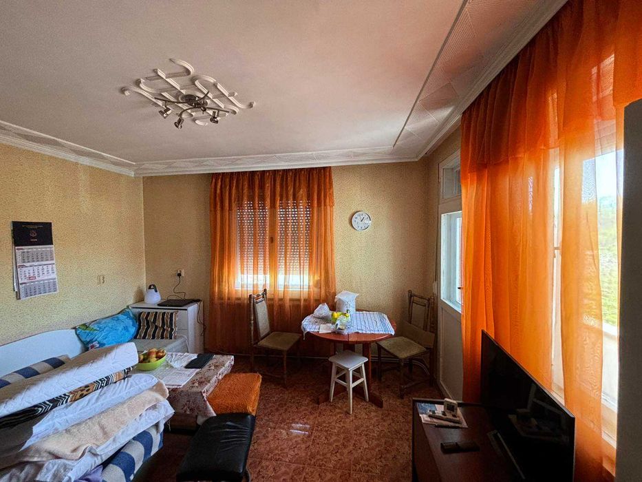 ДВА ЕТАЖА от КЪЩА с РЗП 260 кв.м, двор 150 кв.м, град Баня