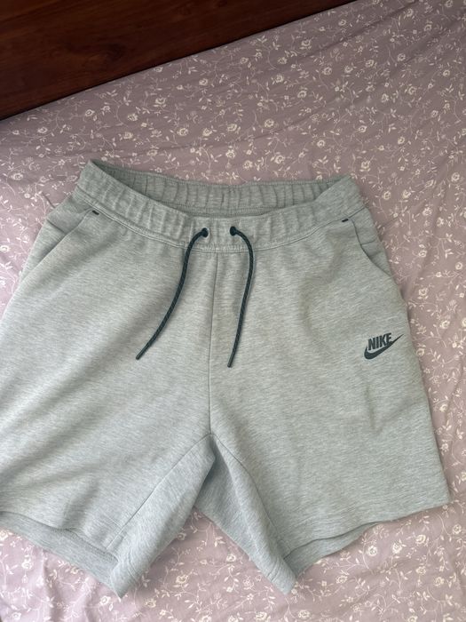 vand pantaloni scurti nike tech fleece