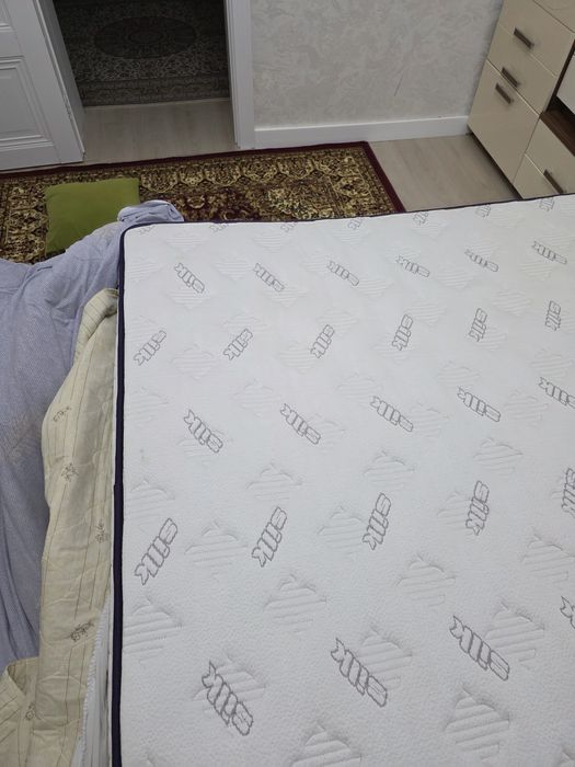 Продам двухспальную кровать с матрасом