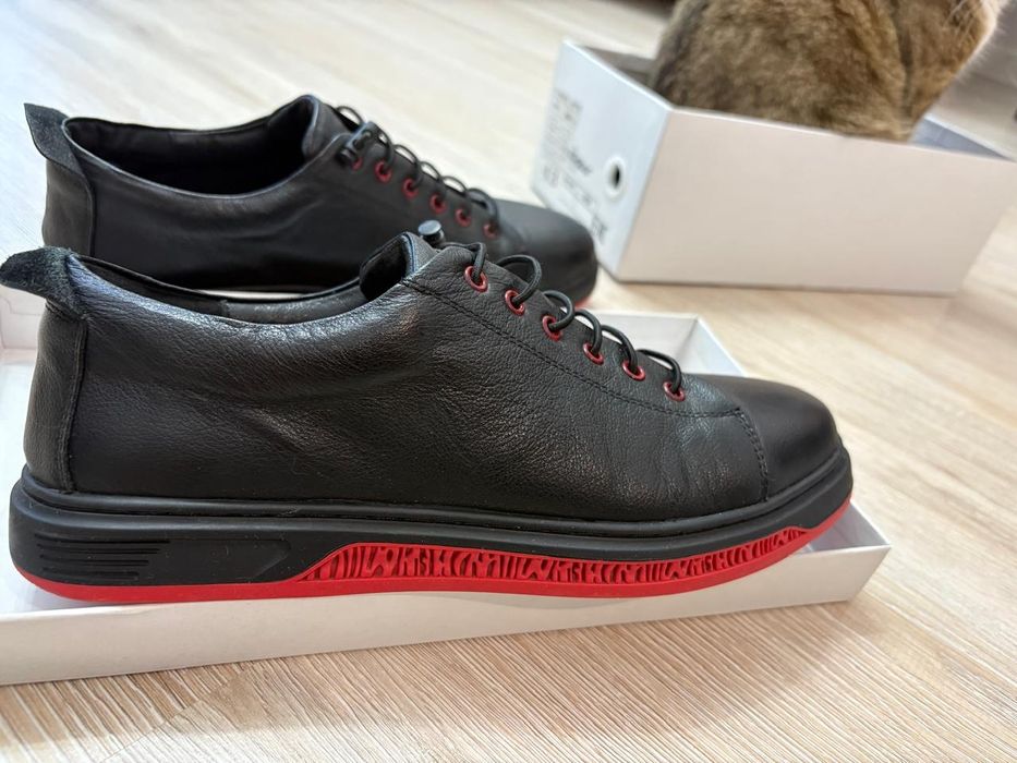 Продам кросовки кожанные