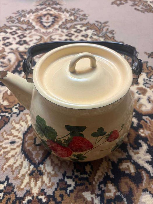 Чайник эмалированный .