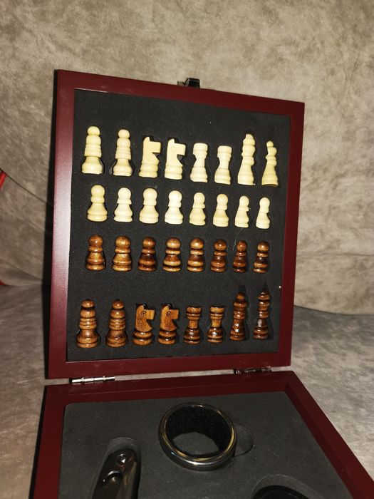 Подаръчен комплект за вино с шах