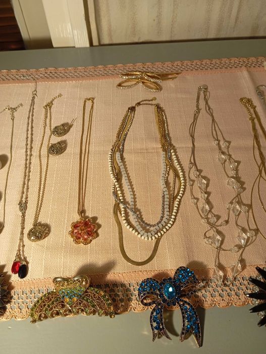 Женски бижута колиета гривни и брошки