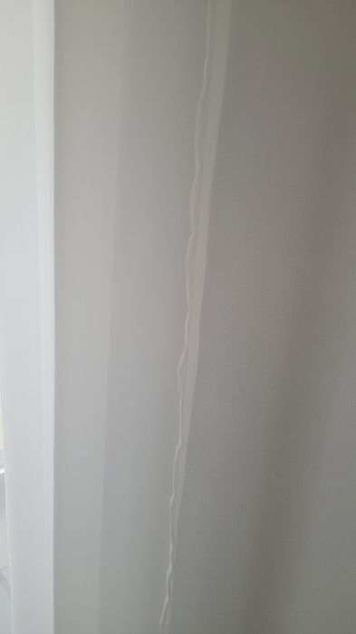 Vand perdele albe sau draperie albastru marin