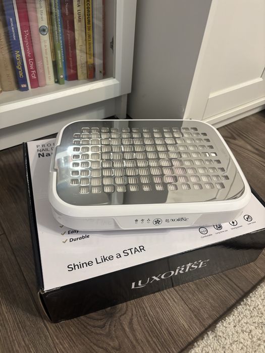 aspirator praf unghii