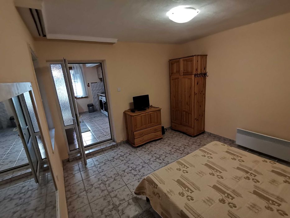 Дава се под наем Двустаен апартамент в Бургас, Лазур - 55 кв.м за 229.5 € - Снимка #2